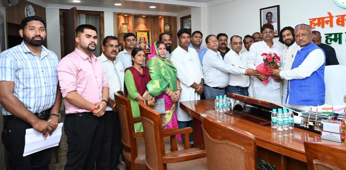 A delegation of District Satnami Seva Samiti made a courtesy call on Chief Minister Sai