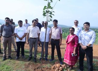 ‘‘एक पेड़ मां के नाम’’: वित्त मंत्री ओ. पी. चौधरी ने मां के साथ लगाया पीपल का पेड़