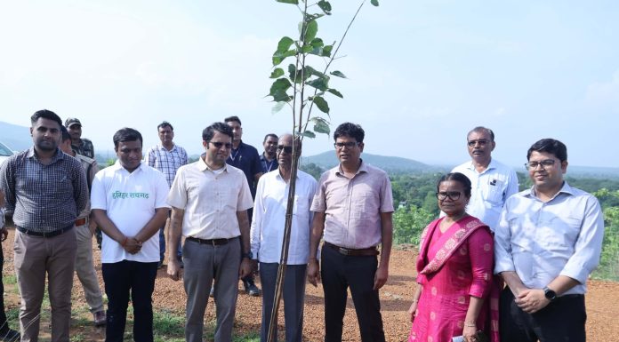 ‘‘एक पेड़ मां के नाम’’: वित्त मंत्री ओ. पी. चौधरी ने मां के साथ लगाया पीपल का पेड़