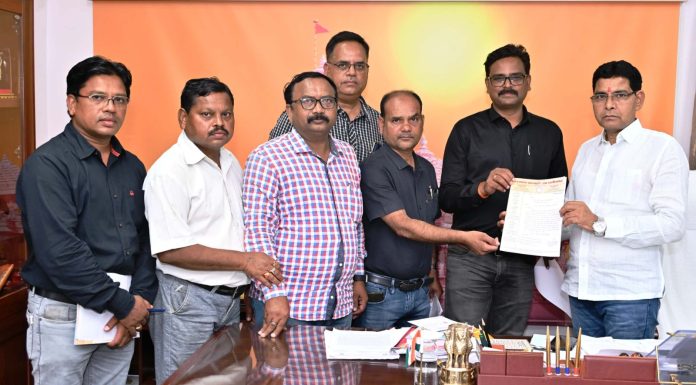 मुख्यमंत्री की पहल पर पटवारियों की हड़ताल समाप्त , राजस्व मंत्री टंकराम वर्मा और राजस्व सचिव चंपावत तथा राजस्व पटवारी संघ के बीच हुई बैठक