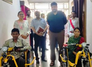 मुख्यमंत्री विष्णुदेव साय के निर्देश पर दो दिव्यांग को मिला बैटरी चलित ट्राई सायकल