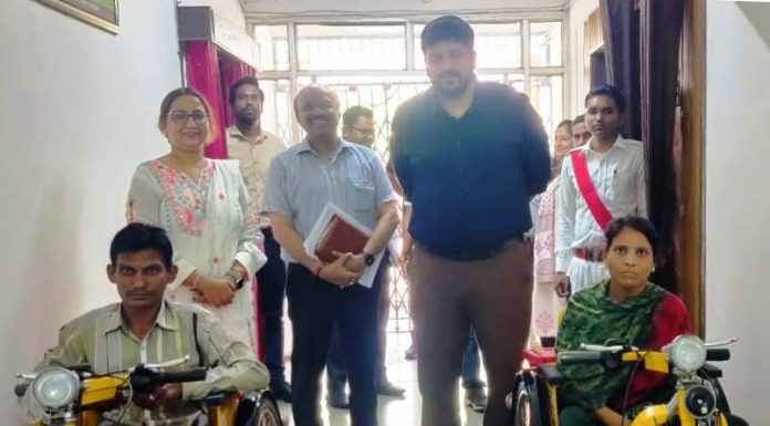 मुख्यमंत्री विष्णुदेव साय के निर्देश पर दो दिव्यांग को मिला बैटरी चलित ट्राई सायकल