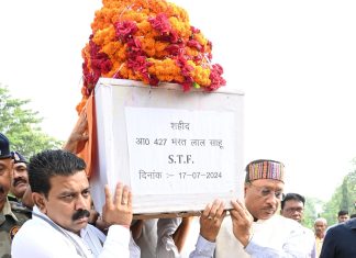 मुख्यमंत्री विष्णु देव साय और उप मुख्यमंत्री विजय शर्मा ने शहीद जवान के पार्थिव शरीर को कांधा देकर शहीद के निवास रायपुर-सड्डू के लिए किया रवाना