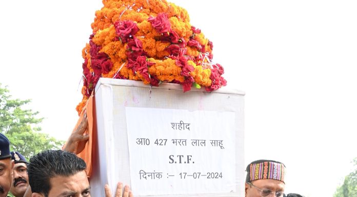 मुख्यमंत्री विष्णु देव साय और उप मुख्यमंत्री विजय शर्मा ने शहीद जवान के पार्थिव शरीर को कांधा देकर शहीद के निवास रायपुर-सड्डू के लिए किया रवाना