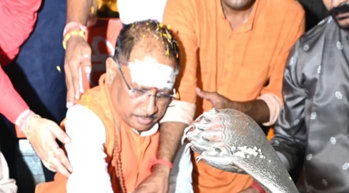 मुख्यमंत्री विष्णुदेव साय ने उपमुख्यमंत्री श्री विजय शर्मा के साथ भोरमदेव बाबा भगवान शिव जी का दर्शन कर मंत्रोच्चारण के साथ विशेष पूजा-अर्चना और रुद्राभिषेक किया