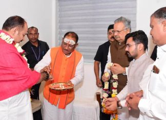 मुख्यमंत्री विष्णु देव साय ने सुप्रसिद्ध कथावाचक पंडित प्रदीप मिश्रा से की सौजन्य मुलाकात