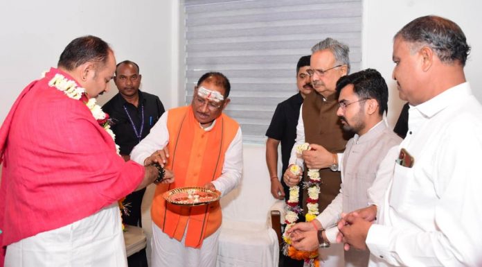 मुख्यमंत्री विष्णु देव साय ने सुप्रसिद्ध कथावाचक पंडित प्रदीप मिश्रा से की सौजन्य मुलाकात