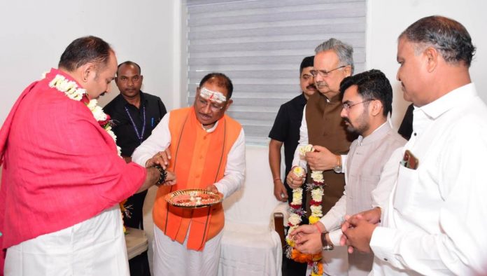 Chief Minister Vishnu Dev Sai made a courtesy call on the famous storyteller Pandit Pradeep Mishra