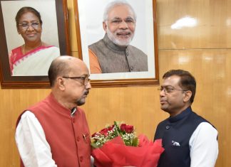 राज्यपाल डेका से छत्तीसगढ़ राज्य निर्वाचन आयुक्त सिंह ने की सौजन्य मुलाकात