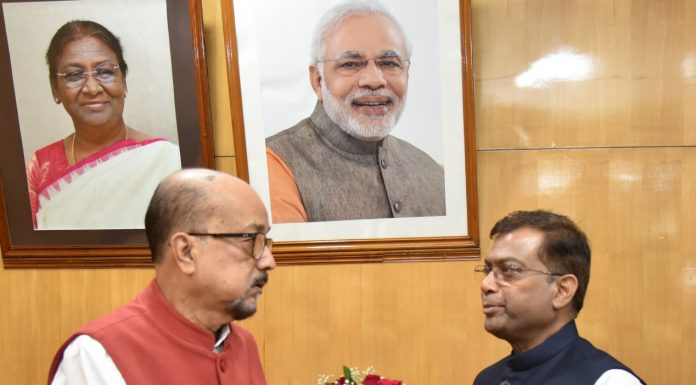 राज्यपाल डेका से छत्तीसगढ़ राज्य निर्वाचन आयुक्त सिंह ने की सौजन्य मुलाकात