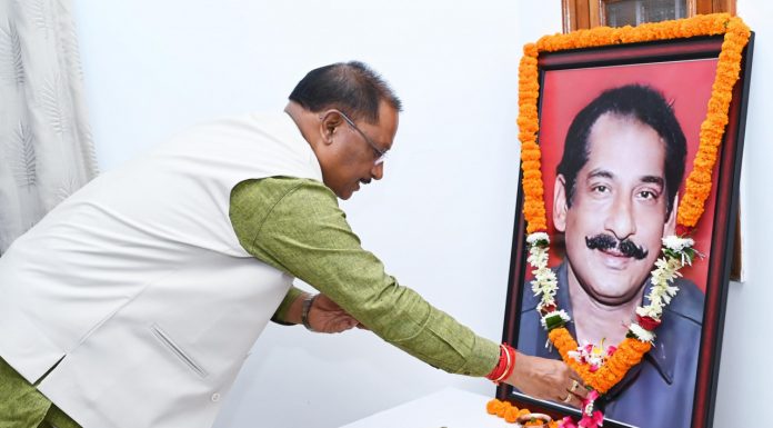 मुख्यमंत्री विष्णु देव साय ने पूर्व केन्द्रीय मंत्री स्वर्गीय दिलीप सिंह जूदेव की पुण्यतिथि पर उन्हें नमन किया