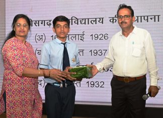 फोटो प्रदर्शनी के माध्यम से मिल रही ज्ञानवर्धक जानकारी