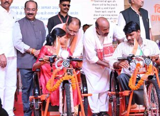 दिव्य कला मेले में दिव्यांगजनों को सहायक उपकरण एवं ऋण स्वीकृति पत्र किए गए वितरित