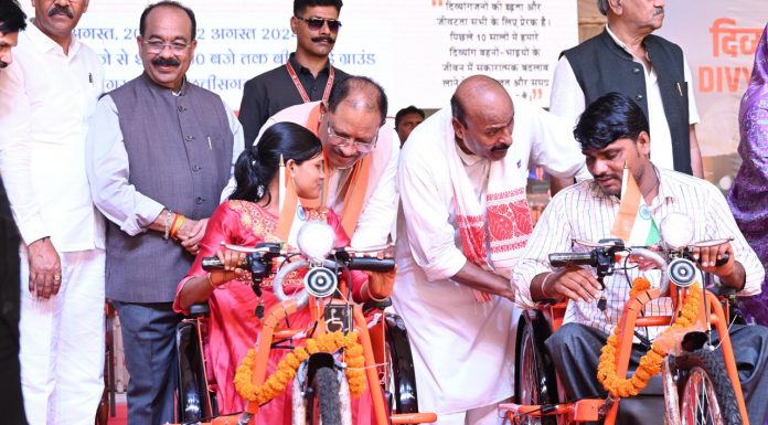 दिव्य कला मेले में दिव्यांगजनों को सहायक उपकरण एवं ऋण स्वीकृति पत्र किए गए वितरित