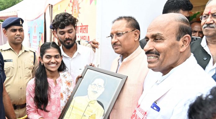 दिव्य कला मेला में मुख्यमंत्री साय को पैरा शिल्प से निर्मित पोर्ट्रेट भेंट की गई