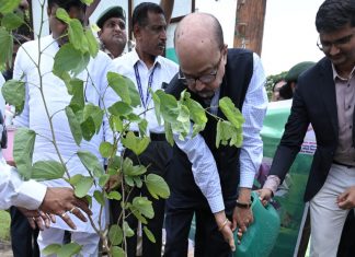 ‘एक पेड़ मां के नाम’ पर राज्यपाल रमेन डेका ने लगाया कचनार का पौधा