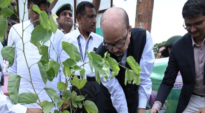 ‘एक पेड़ मां के नाम’ पर राज्यपाल रमेन डेका ने लगाया कचनार का पौधा