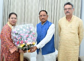 मुख्यमंत्री विष्णु देव साय से सांसद एवं कवर्धा राजपरिवार की रानी श्रीमती कृति देवी ने की मुलाकात