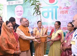 मुख्यमंत्री विष्णुदेव साय ने जशपुर जिले में चल रहे वृहत वृक्षारोपण अभियान के तहत् महतारी वंदन हितग्राही को सौंपा पौधा