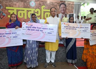 मुख्यमंत्री विष्णु देव साय ने श्रम विभाग के 12 हितग्राहियों को विभिन्न योजनाओं के तहत चेक सौंपे