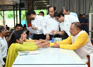 जन दर्शन में मुख्यमंत्री को बहनों ने बांधी राखी, मुख्यमंत्री ने कहा- रक्षाबंधन का देंगे उपहार