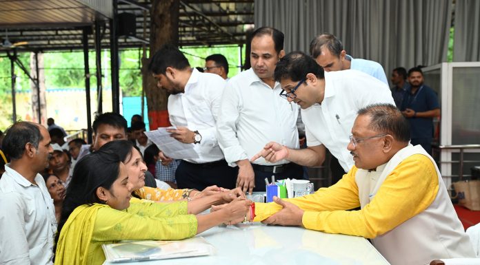 जन दर्शन में मुख्यमंत्री को बहनों ने बांधी राखी, मुख्यमंत्री ने कहा- रक्षाबंधन का देंगे उपहार