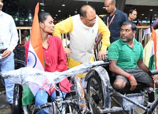 मुख्यमंत्री विष्णुदेव साय के हाथों जनदर्शन कार्यक्रम में दिव्यांगों को मिली बैटरी चलित ट्राई साइकिल