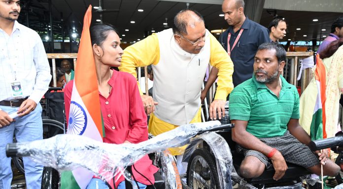 मुख्यमंत्री विष्णुदेव साय के हाथों जनदर्शन कार्यक्रम में दिव्यांगों को मिली बैटरी चलित ट्राई साइकिल