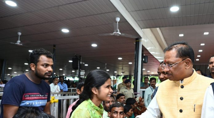 जशपुर से आई दृष्टिबाधित कुमारी रूपवर्षा ने पढ़ने में आ रही दिक्कत के लिए ऑर्बिट रीडर यन्त्र के लिए मुख्यमंत्री से गुहार की