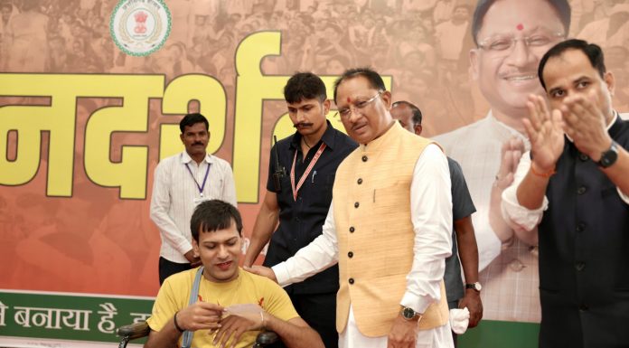 मुख्यमंत्री श्री विष्णु देव साय के हाथों दिव्यांग कलाकार विवेक भोंसले को वाद्य यंत्रों की खरीदी के लिये तत्काल मिली 15 हजार रुपये की सहायता राशि