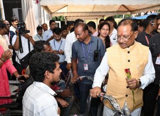 रायपुर : जनदर्शन : आईटीआई की पढ़ाई कर रहे राजूराम वाचम को मुख्यमंत्री के हाथों मिली मोटराइज्ड ट्राइसाइकिल