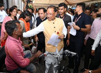 जनदर्शन मंच पर जाने से पूर्व मुख्यमंत्री श्री साय ने दिव्यांगजनों से मुलाक़ात की