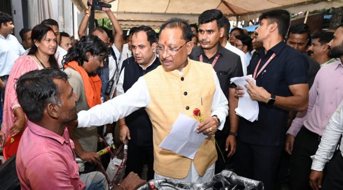 जनदर्शन मंच पर जाने से पूर्व मुख्यमंत्री श्री साय ने दिव्यांगजनों से मुलाक़ात की