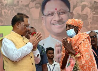 रायपुर : ओरल कैंसर से पीड़ित रायपुर के आमापारा निवासी उषा ठाकुर ने पिछले जनदर्शन में मुख्यमंत्री से इलाज के लिए आर्थिक सहायता की गुहार की थी