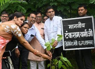 राजस्व मंत्री ने ’’एक पेड़ मां के नाम अभियान’’ अंतर्गत पीपल पेड़ का किया रोपण