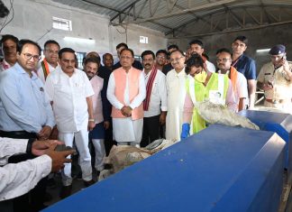 मुख्यमंत्री साय एवं केंद्रीय जल शक्ति मंत्री पाटिल ने प्लास्टिक वेस्ट मैनेजमेंट यूनिट का किया मुआयना