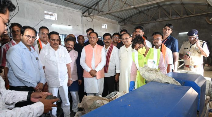 मुख्यमंत्री साय एवं केंद्रीय जल शक्ति मंत्री पाटिल ने प्लास्टिक वेस्ट मैनेजमेंट यूनिट का किया मुआयना