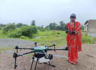 घरेलू काम के संग निरूपा साहू उड़ाती है अब ड्रोन,गांव में कहलाती है ड्रोन वाली दीदी
