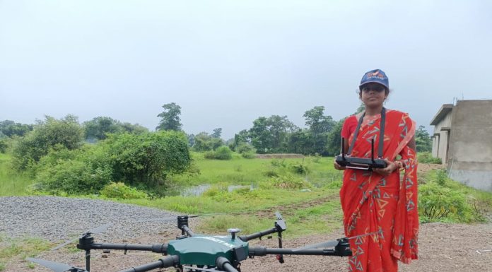 घरेलू काम के संग निरूपा साहू उड़ाती है अब ड्रोन,गांव में कहलाती है ड्रोन वाली दीदी