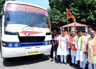 मुख्यमंत्री विष्णु देव साय ने मां बम्लेश्वरी के दर्शन के लिए जा रहे श्रद्धालुओं की बस को झंडी दिखाकर किया रवाना