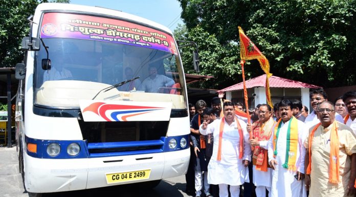 मुख्यमंत्री विष्णु देव साय ने मां बम्लेश्वरी के दर्शन के लिए जा रहे श्रद्धालुओं की बस को झंडी दिखाकर किया रवाना