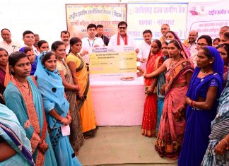 खाद्य मंत्री बघेल ने स्व-सहायता समूह की महिलाओं को 3.50 करोड़ रूपये के ऋण स्वीकृति का चेक वितरित किया