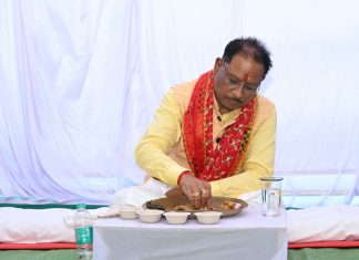 मुख्यमंत्री विष्णु देव साय ने आमचो बस्तर क्लब में मांझी-चालकी और बस्तर दशहरा पर्व के पारंपरिक सदस्यों के साथ किया दोपहर का भोजन