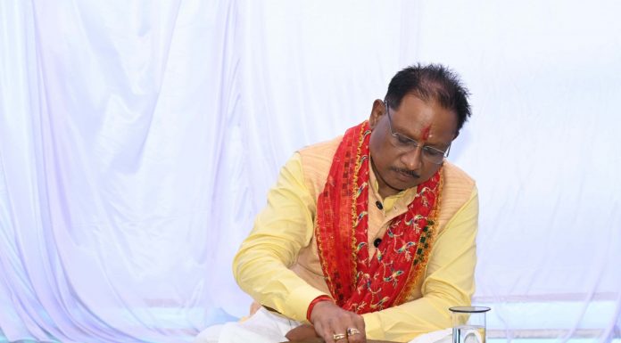 मुख्यमंत्री विष्णु देव साय ने आमचो बस्तर क्लब में मांझी-चालकी और बस्तर दशहरा पर्व के पारंपरिक सदस्यों के साथ किया दोपहर का भोजन