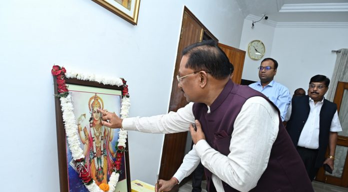 मुख्यमंत्री ने भगवान धन्वंतरि की पूजा अर्चना कर प्रदेशवासियों के लिए माँगा आरोग्य का वरदान