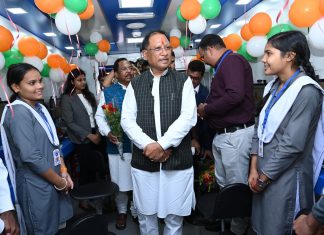 मुख्यमंत्री विष्णुदेव साय ने किया विभागीय स्टालों का अवलोकन, अवलोकन के दौरान हितग्राहियों को सामग्री एवं ऋण राशि चेक का वितरण