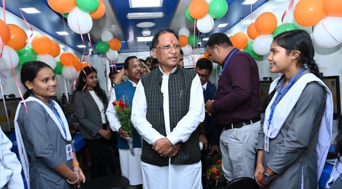 मुख्यमंत्री विष्णुदेव साय ने किया विभागीय स्टालों का अवलोकन, अवलोकन के दौरान हितग्राहियों को सामग्री एवं ऋण राशि चेक का वितरण