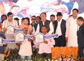 मुख्यमंत्री विष्णु देव साय ने हितग्राहियों को सौंपी प्रधानमंत्री आवास की चाबी