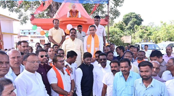 भारत रत्न स्व. श्री अटल बिहारी बाजपेयी के प्रतिमा का टंकराम वर्मा ने किया अनावरण