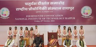 राष्ट्रपति श्रीमती द्रौपदी मुर्मु के हाथों इंजीनियरिंग के होनहार विद्यार्थियों को मिला स्वर्ण पदक